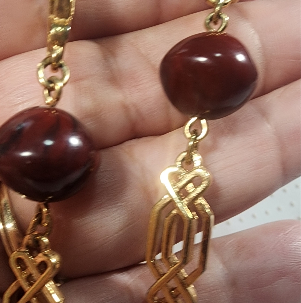 Sarah Coventry Pendant Necklace Gold Plated Medallion Red Lucite 29". - Picture 8 of 8